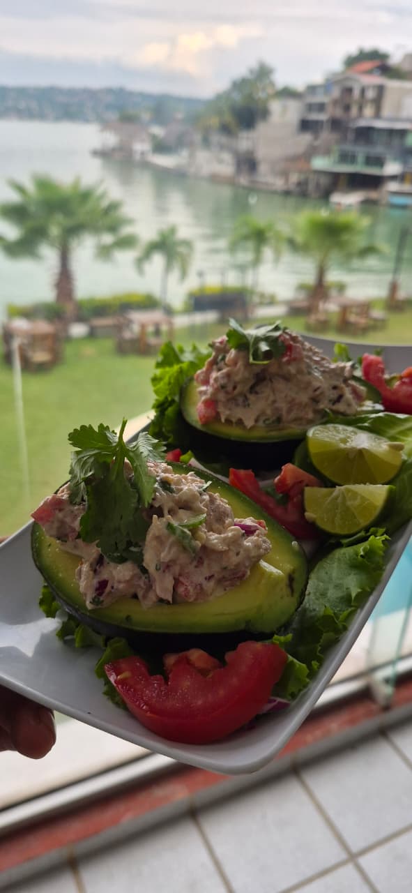 Aguacates rellenos servidos en el restaurante.