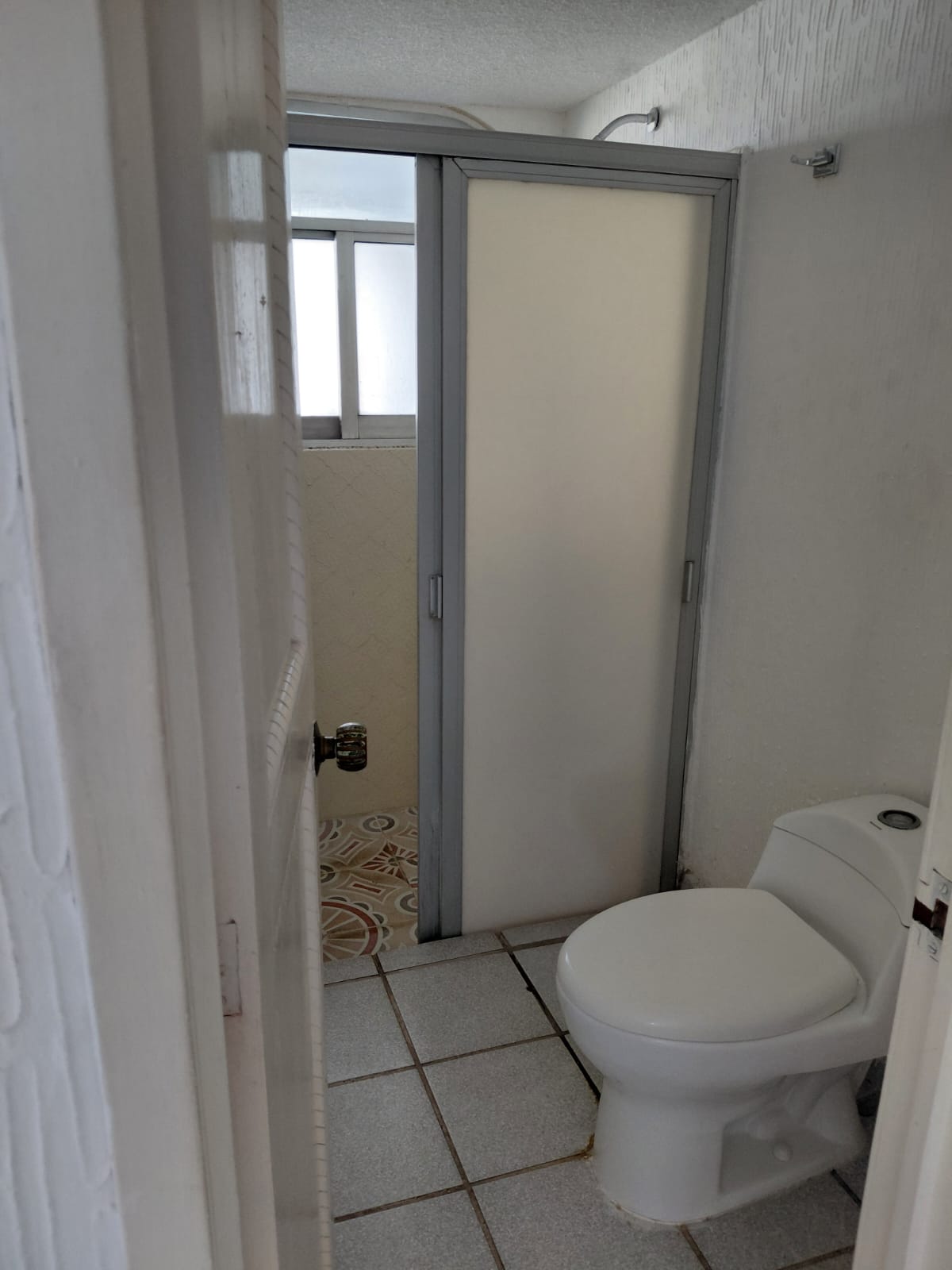 Baño y regadera de una habitación de Hotel Marina Palace.