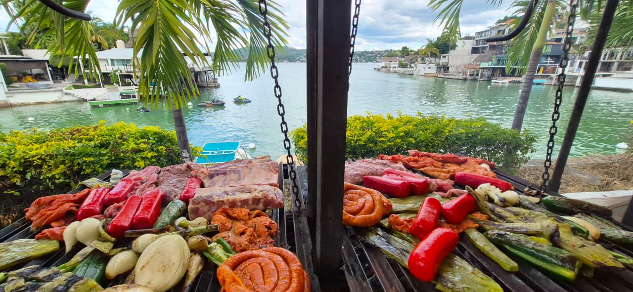 Preparaciones a la parrilla con el lago al fondo.
