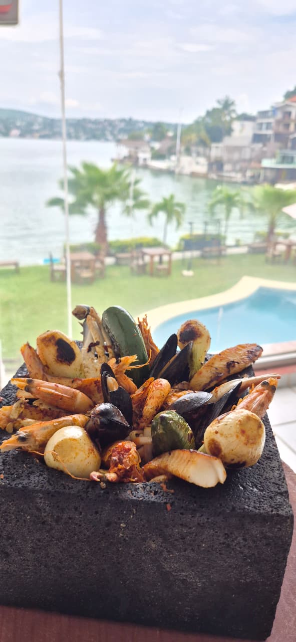 Molcajete de mariscos fotografiado en el restaurante.