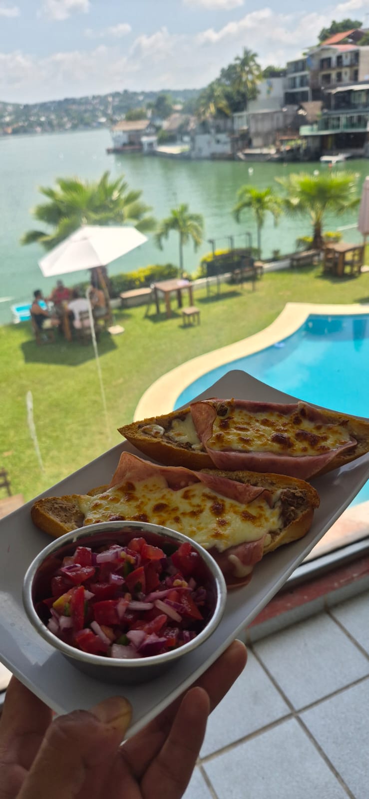 Molletes con queso y acompañamiento, frente al lago.