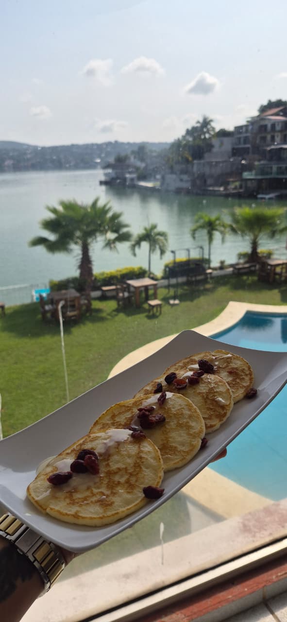 Hot cakes servidos con el lago de Tequesquitengo al fondo.