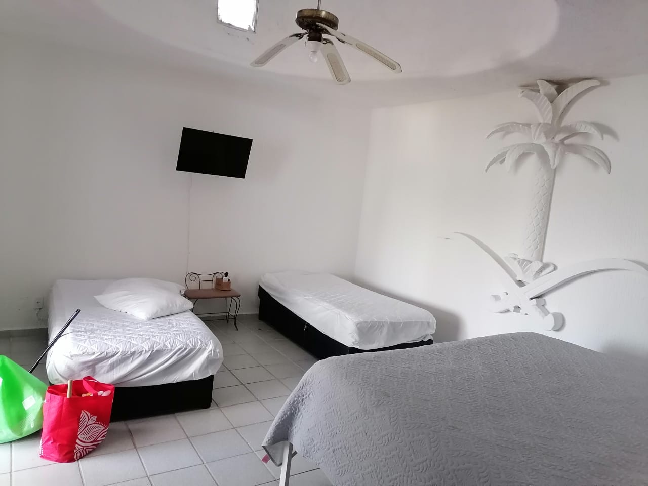 Otro ángulo de habitación con varias camas en Hotel Marina Palace.