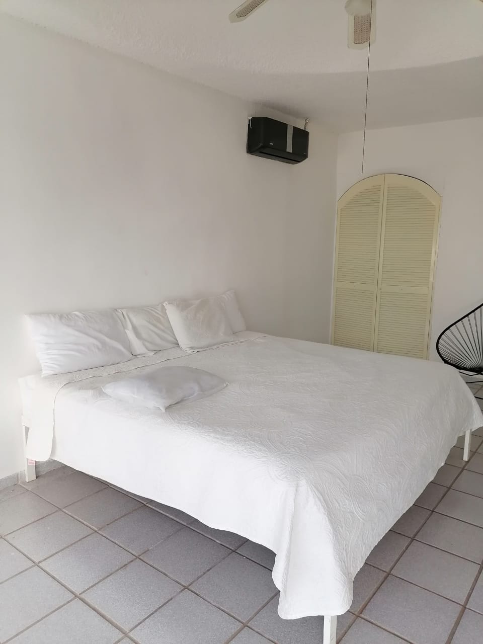 Otro ángulo de habitación con una cama en Hotel Marina Palace.