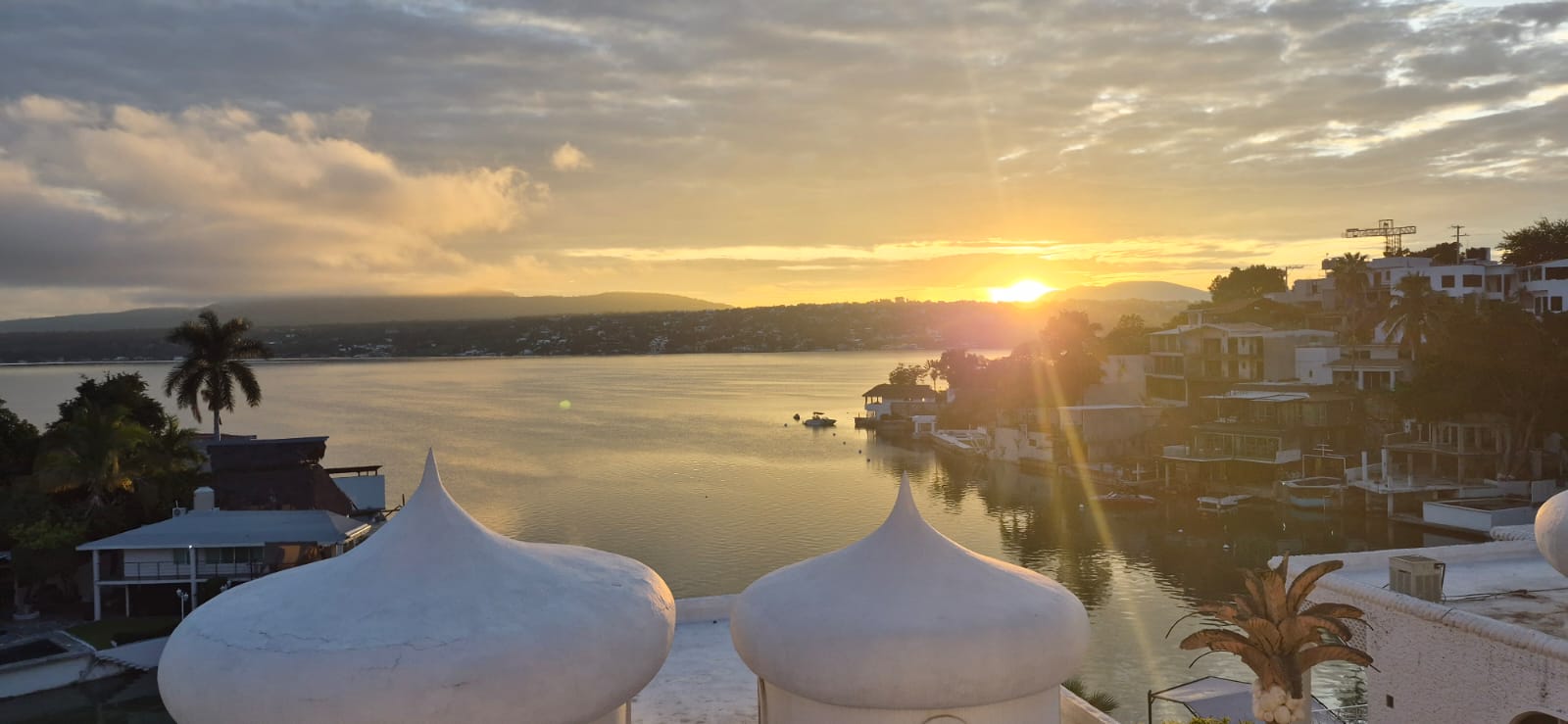 Atardecer sobre el lago de Tequesquitengo desde el establecimiento.